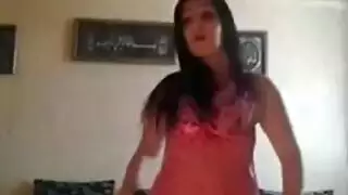 امهات رقص ساخن جدا على السرير بقميص النوم