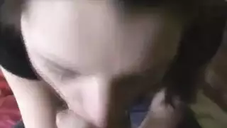 شابة سمراء نحيلة تمارس الجنس مع قضيب وحشي ضخم