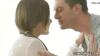 فرج كارينا الضيق يُدمَّر بقضيب كبير